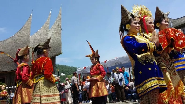 Menondong Lapasi: Tradisi Penyembuhan Sakral dari Tanah Minahasa