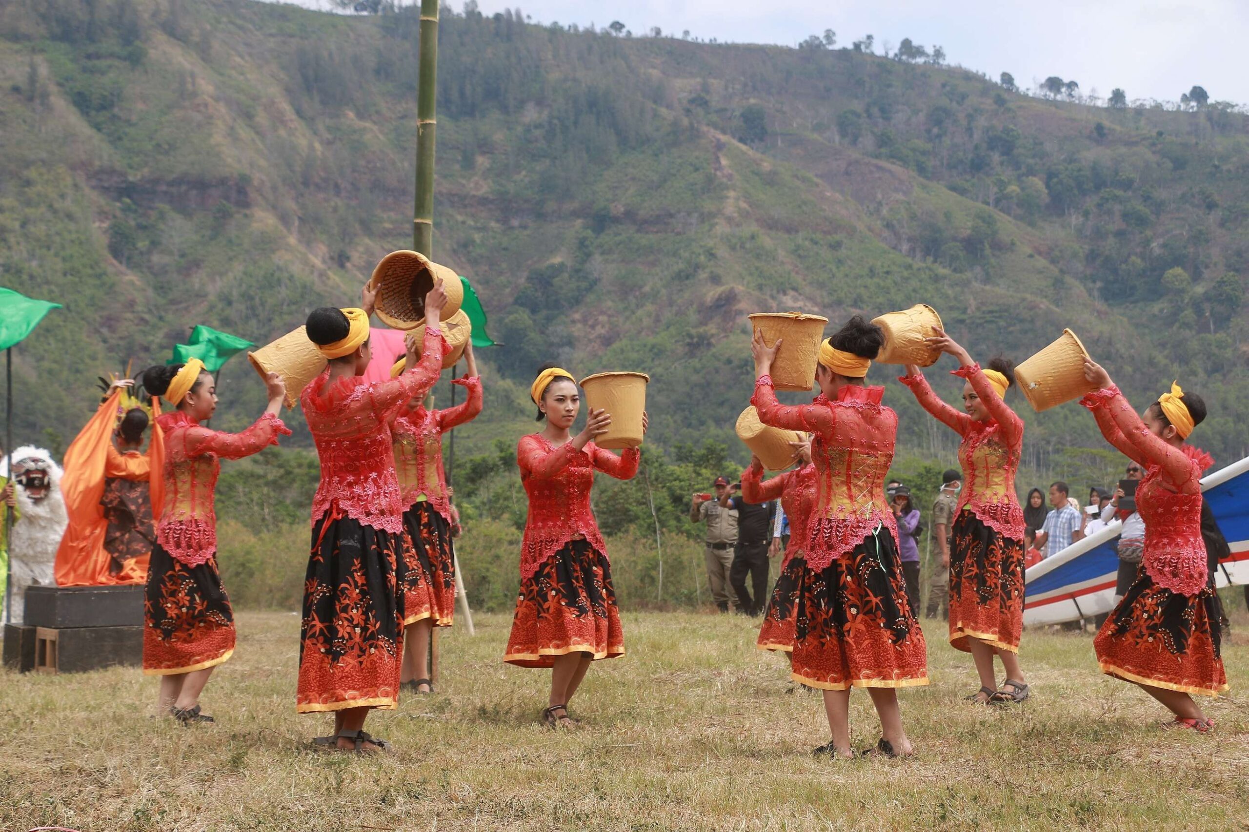 Tari Mondinggo: Kesenian Penuh Semangat dari Tanah Buton