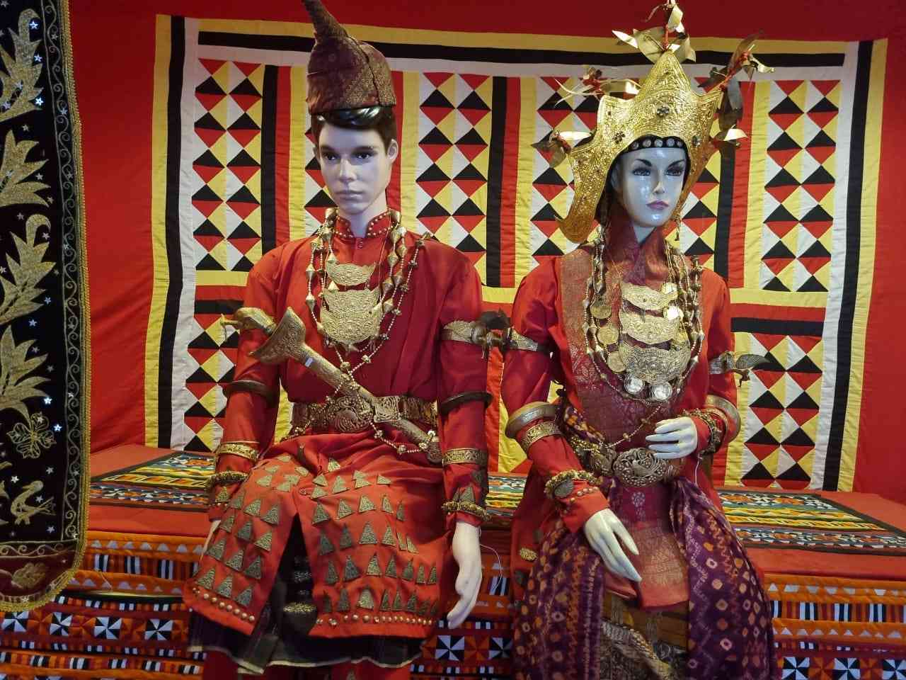 Dominasi Warna Merah dalam Pakaian Adat Saibatin Lampung Pesisir