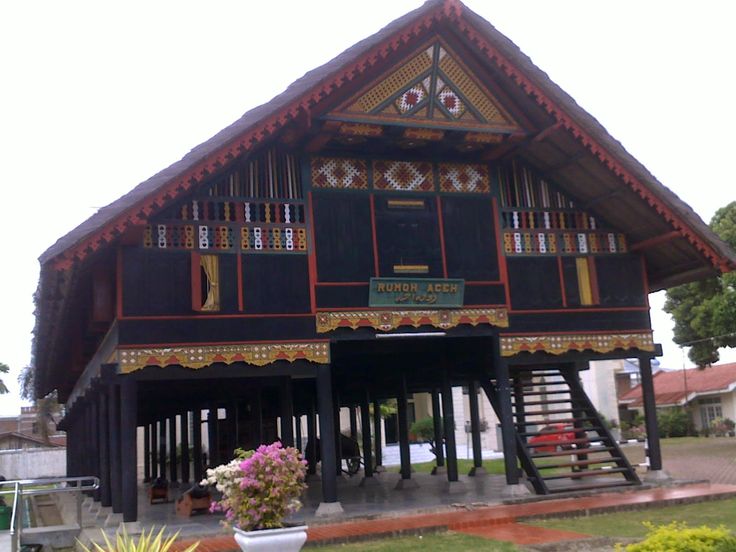 Rumah Lamin: Ikon Budaya dan Kehidupan Komunal Suku Dayak di Kalimantan Timur